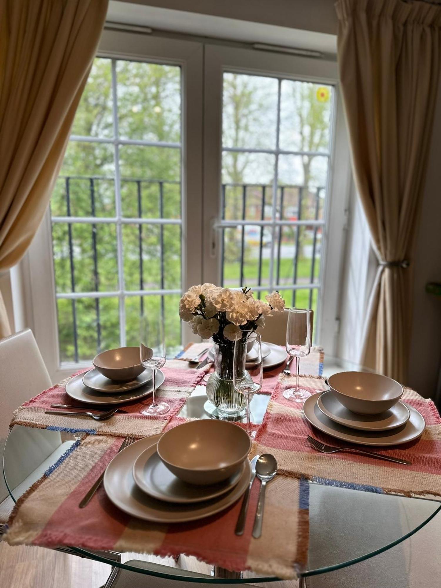 Gorgeous Apartment + Attentive Host + Free Parking York Exterior photo